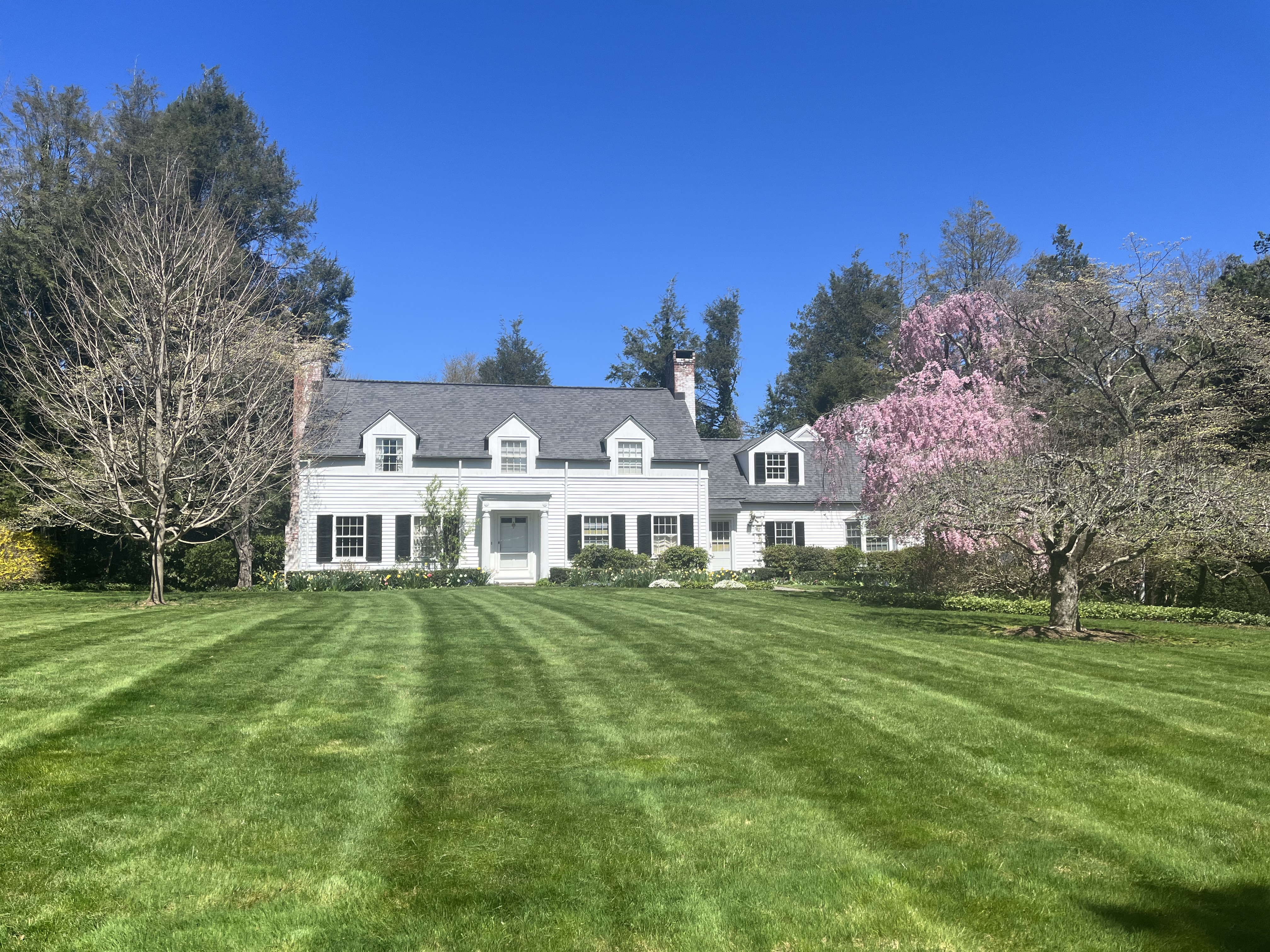 download HOUSE WITH MOWED LAWN
